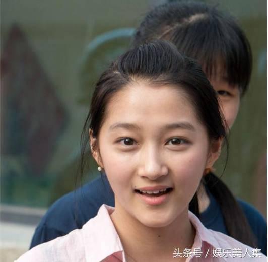 关晓彤晒素颜自拍 钟爱磨皮痣都磨没了 涂口红浴衣深v