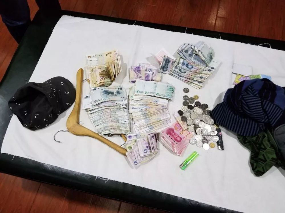 被抓时, 民警在康某身上查获6000余元现金.
