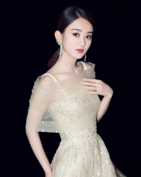 赵丽颖娜扎浓妆对比反差巨大,小花旦时尚代言竞争激烈