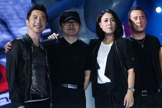 56的庾澄庆新年红火装扮人老心不老,笑得像个