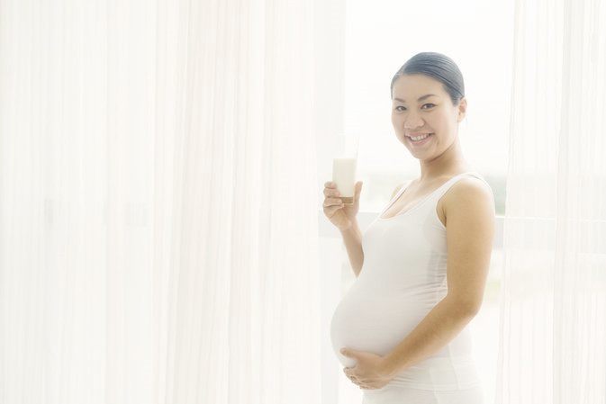 孕妈妈喝牛奶好处多,这种牛奶对孕妇和胎儿更好