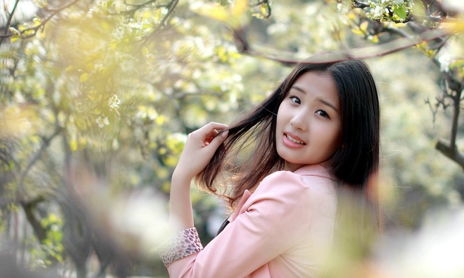 在大自然中的拍摄,圆脸大眼睛可爱美女