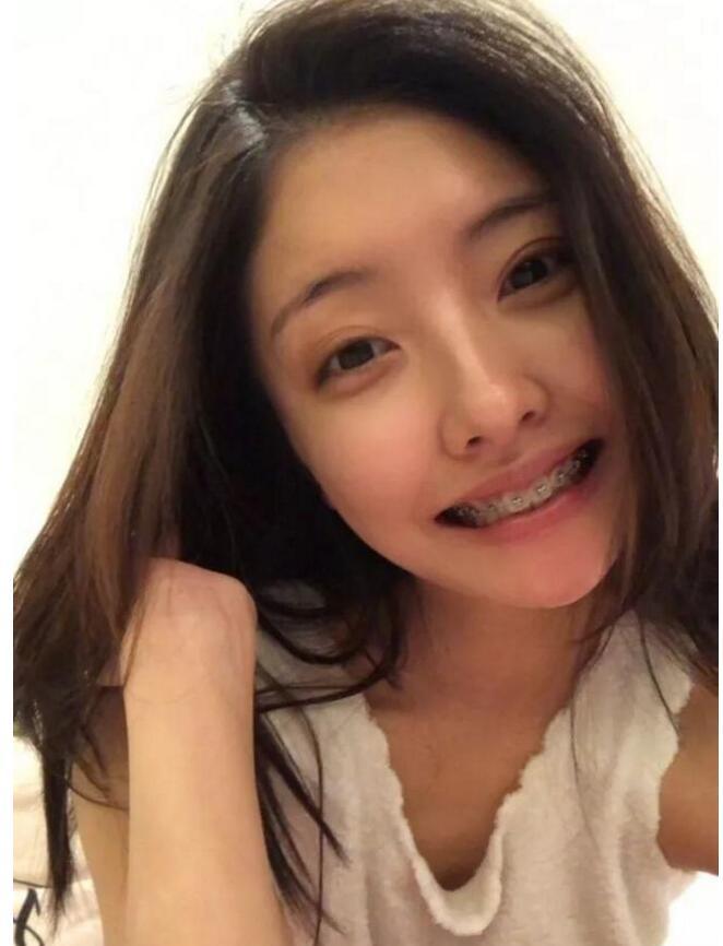 王思聪带新女友夹娃娃,新女友扎二次元发型像