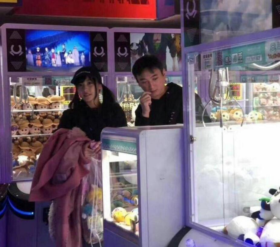 王思聪带新女友夹娃娃,新女友扎二次元发型像
