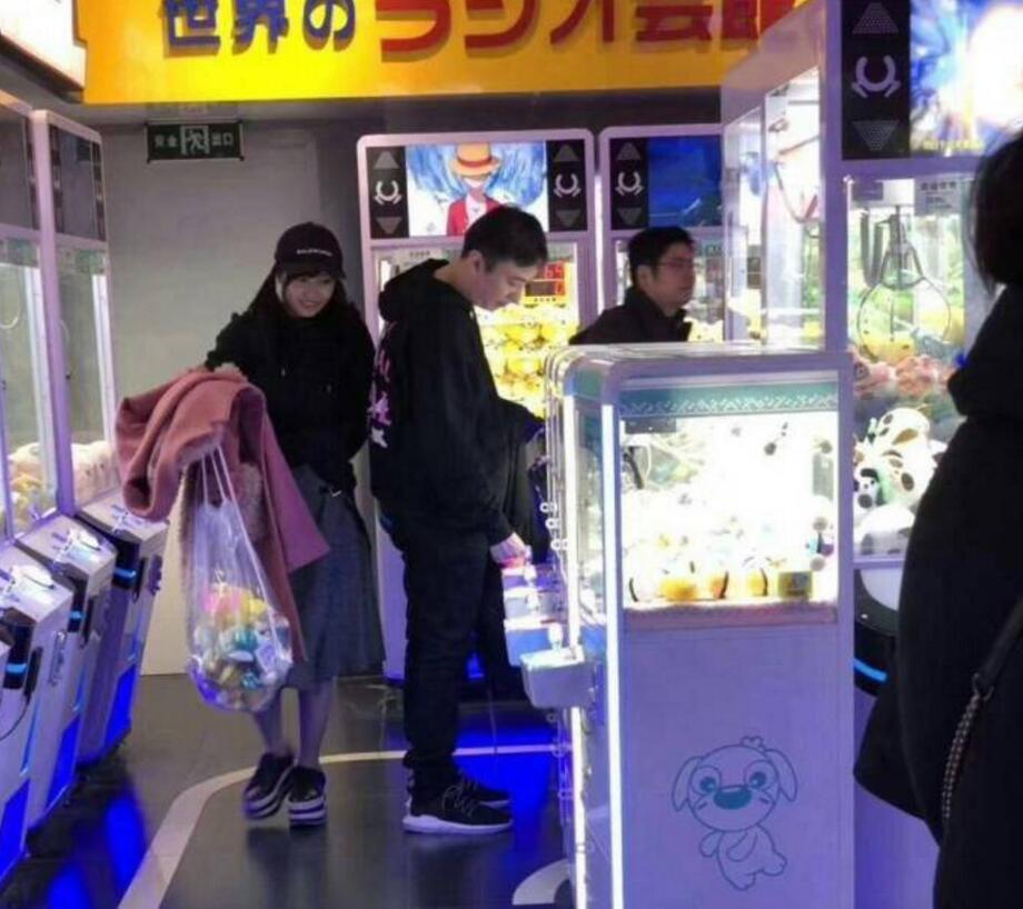 王思聪带新女友夹娃娃,新女友扎二次元发型像