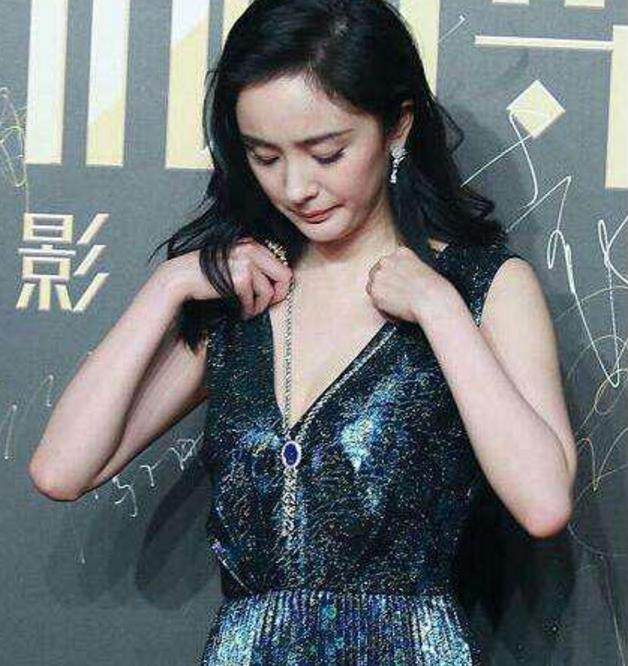 杨幂为什么总是喜欢用手捂住胸口,看完这些照片你就明白了!