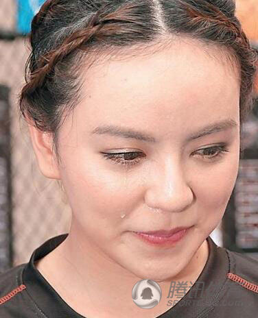 格斗真人秀港姐挨揍险毁容 退出娱乐圈