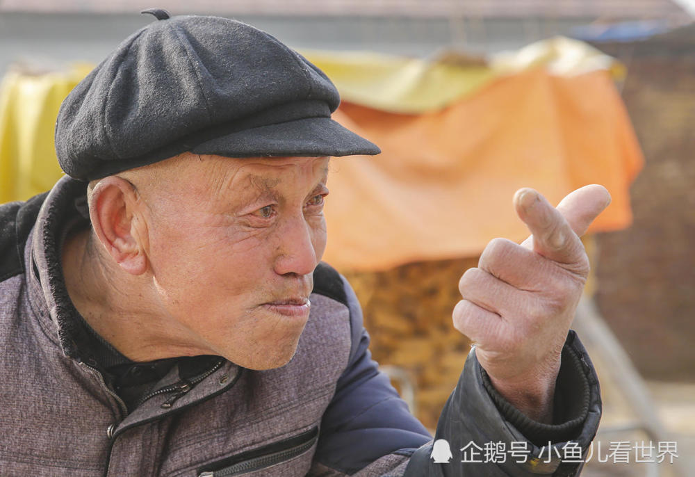 78岁农民大爷零下10℃在农村大集上生意做的旺,看看是