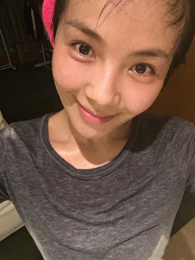 刘涛健身房锻炼晒自拍素颜照美吗?汗水把衣服都沁湿透