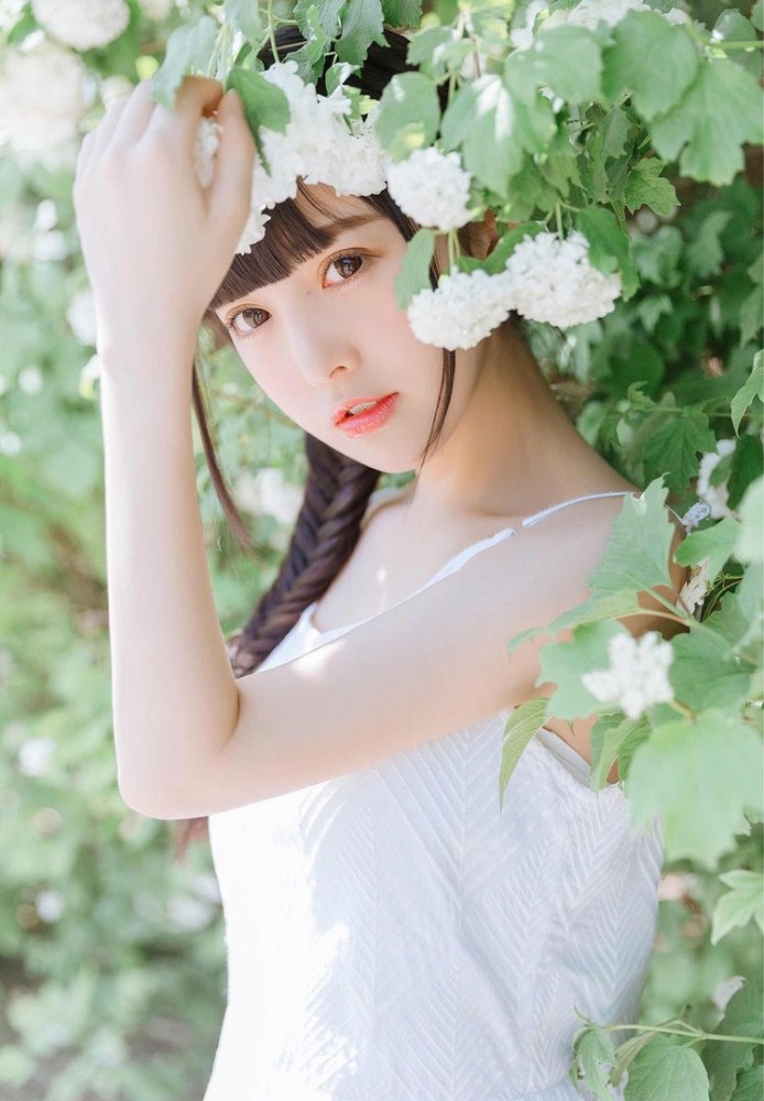 茂盛花海温柔可爱清纯美女阳光下写真,麻花辫吊带裙的