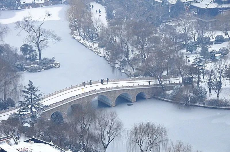 济南天下第一泉风景区雪景——大明湖