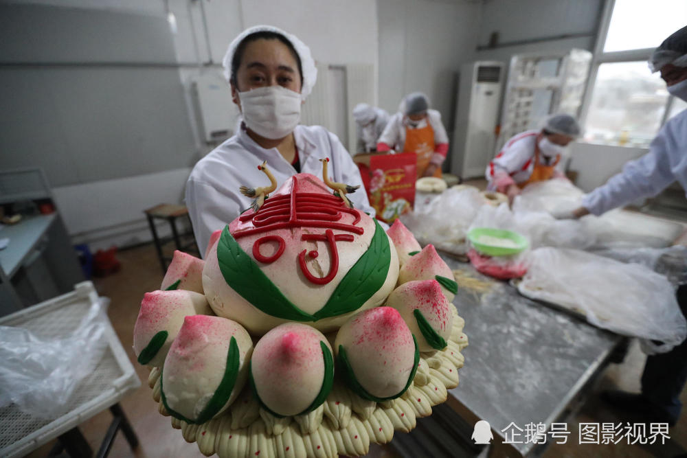 从早忙到晚一天用掉几十袋面粉 临近春节馒头房通宵达旦