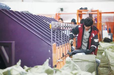 物流企业分拣区 不舍昼夜换来当日达