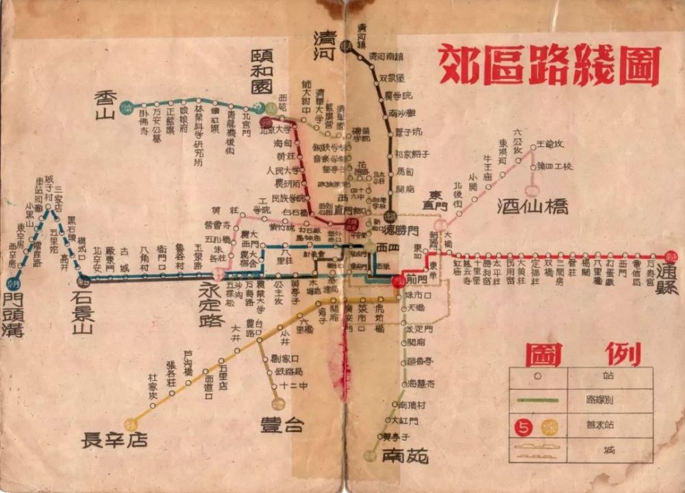 这是两幅珍贵的1955年北京市公共汽车电车线路图,那时的公交线路有不