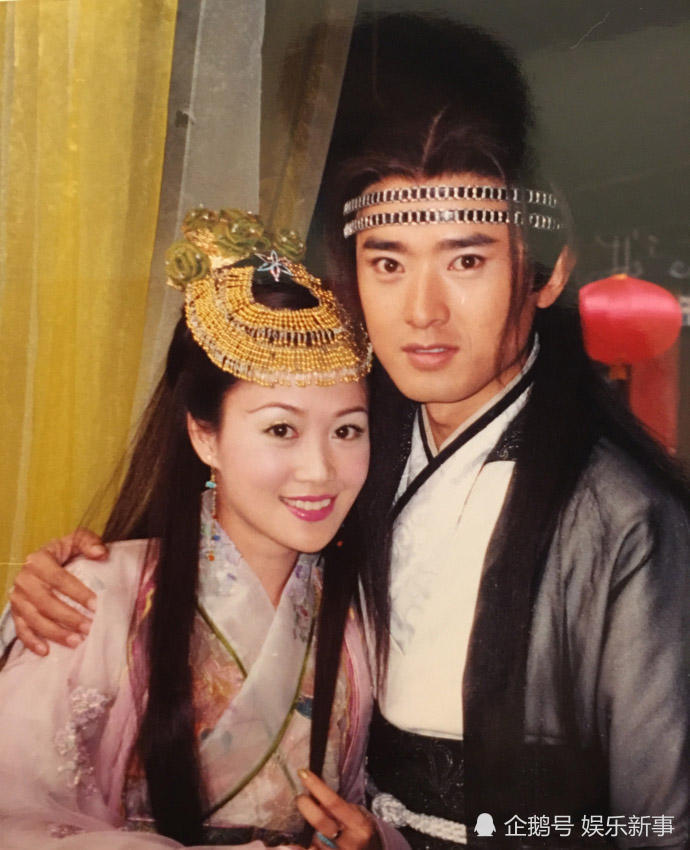 梁小冰晒与任泉旧照颜值惊人,时隔16年风采依