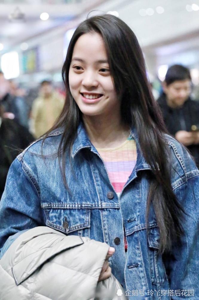 欧阳娜娜把牛仔裤愣是穿成了一道风景线,网友:好看的是腿!