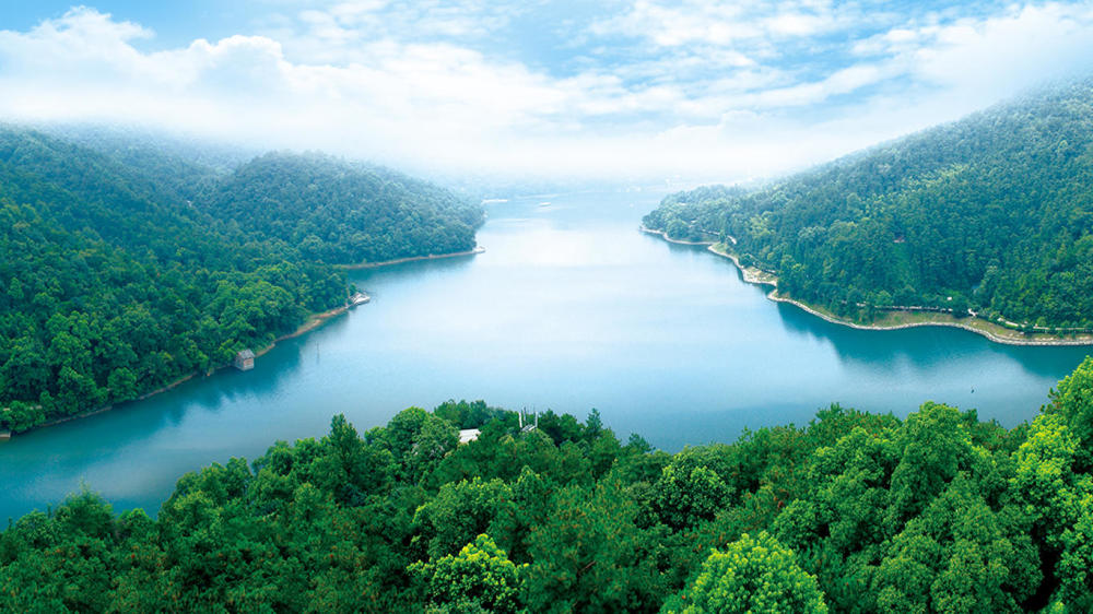 石燕湖生态旅游公园位于长沙,株洲,湘潭三市交汇处,占地面积五平方