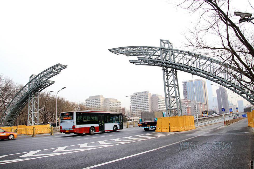 2018年1月27日,北京长安街,复兴门桥上的新版彩虹门已基本建成.