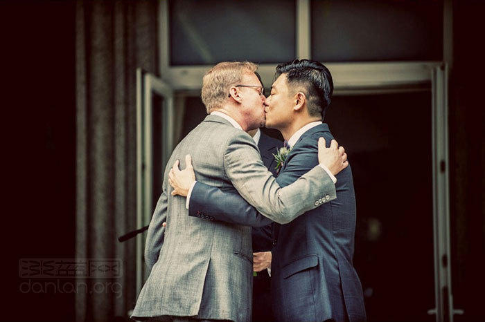 美国驻华男领事与中国男子结婚