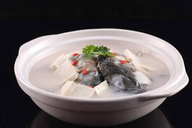 鱼头炖豆腐在做法!好吃美味!