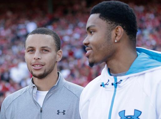 他死磕詹皇拐卖库里 四年逆袭坐拥美艳女友