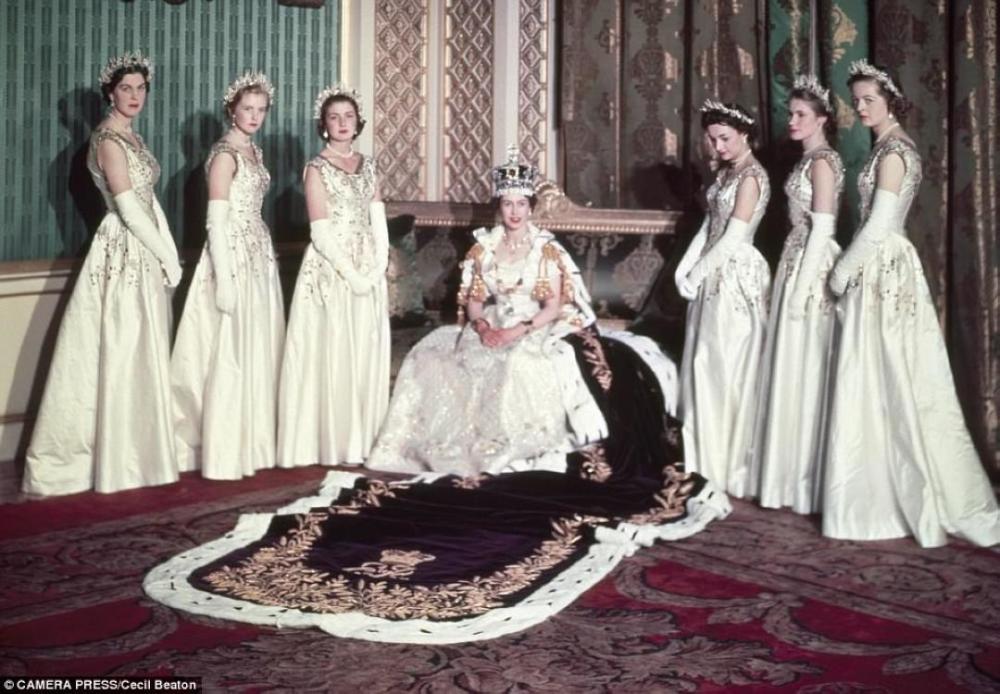 贴身宫廷侍女回忆英国女王伊丽莎白二世加冕礼细节:侍女们裙子没有