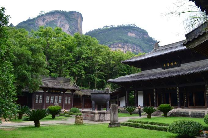 冲佑观,万年宫,在福建省崇安县南约十五公里处的武夷山大王峰南麓