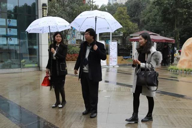 英国剑桥科创孵化园中国中心主任王丽洁女士莅临银海眼科医院参观访问