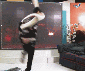 王俊凯不仅在走路的时候摔倒,转上一个圈也能倒