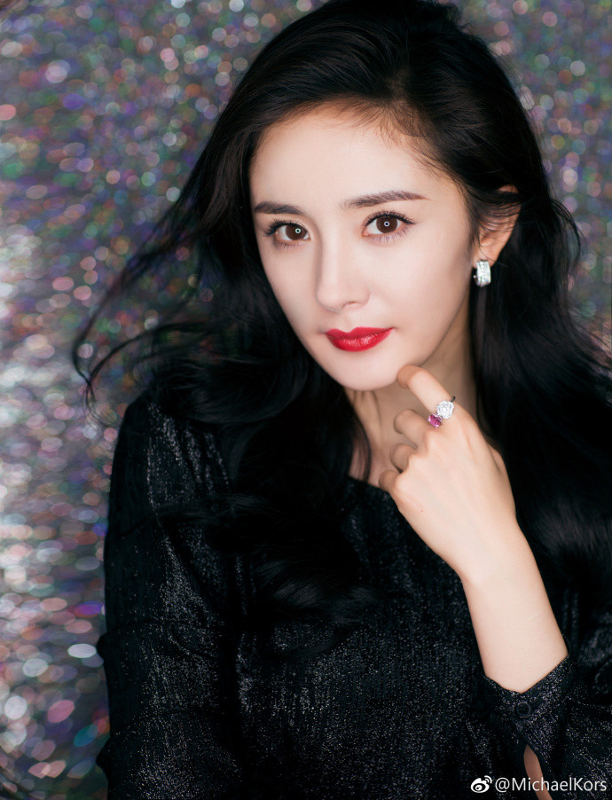 杨幂齐刘海拍大片遭讽,网友:时尚女王失水准了