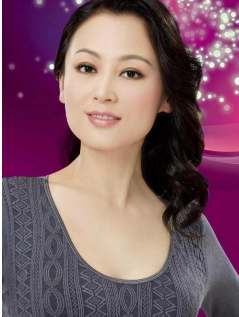 嫁陈凯歌21年的陈红,两儿子帅气有教养,如今50岁发福成大妈