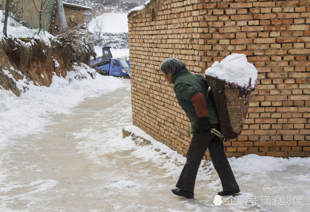甘肃农村大雪过后,道路不宽人心宽,大伙都会来扫雪