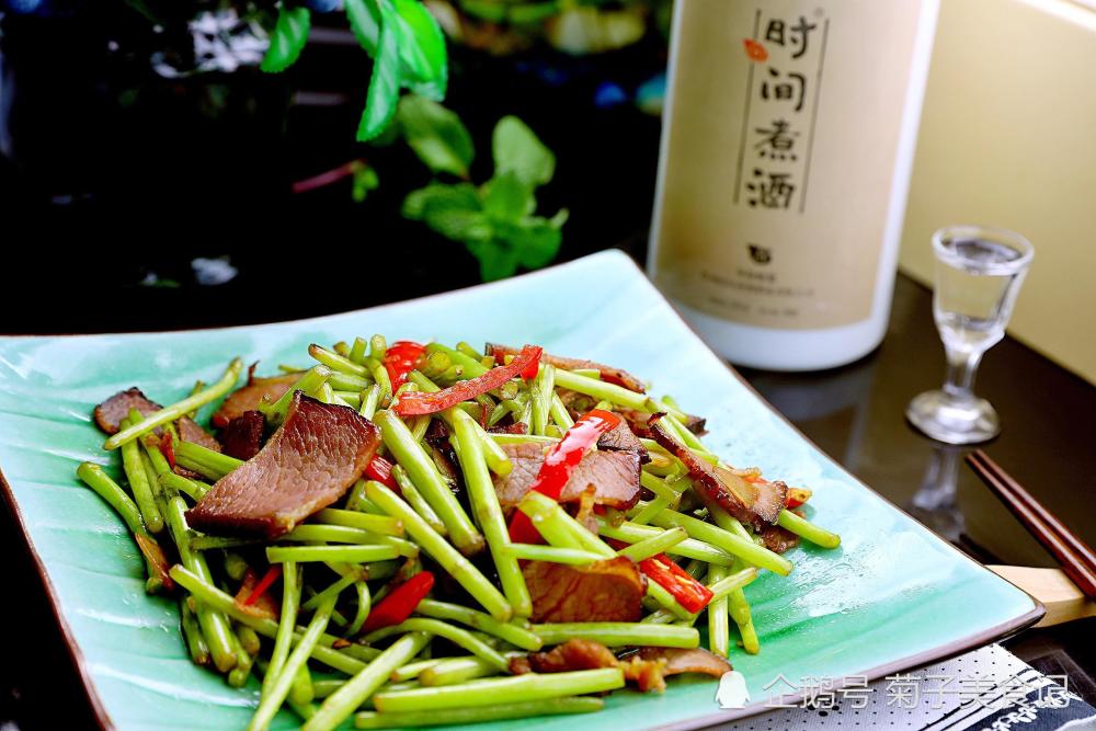 下饭的芦蒿炒腊肉,闻着就很有香味,吃三碗饭还不过瘾