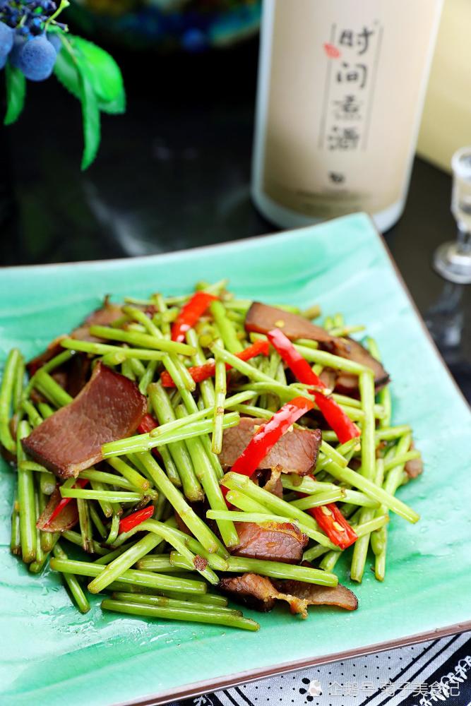 下饭的芦蒿炒腊肉,闻着就很有香味,吃三碗饭还不过瘾