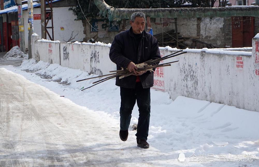 河南老人雪地炸爆米花 过年给孙子发压岁钱