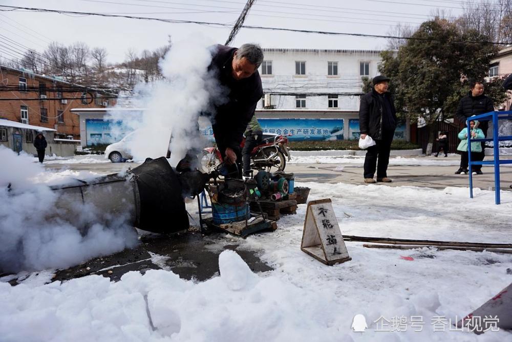 河南老人雪地炸爆米花 过年给孙子发压岁钱