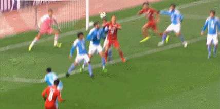 看着都疼!上港德罗巴被撞飞 泰国门将横飞救险