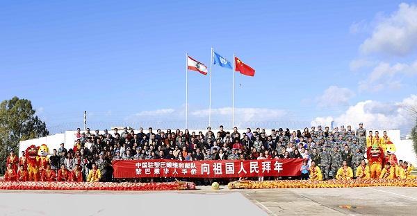 2018春运开启 北京西站武警执勤官兵护航旅客