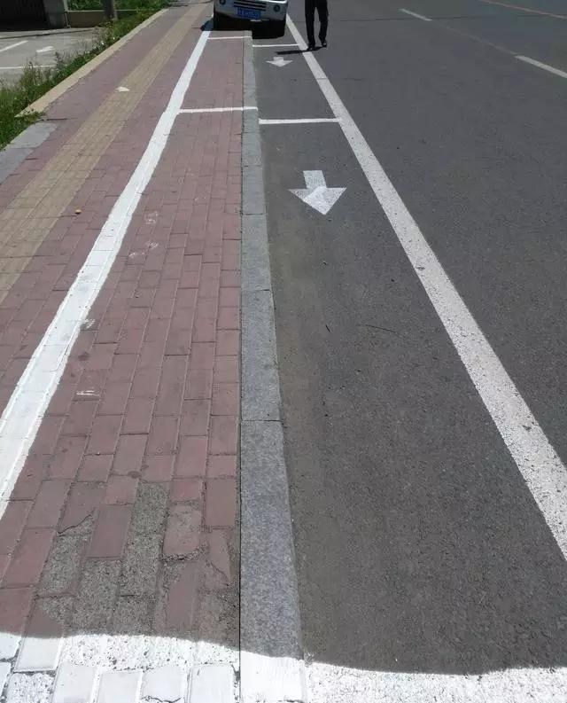 这马路牙子停车位是谁设计的?跟闹着玩似的