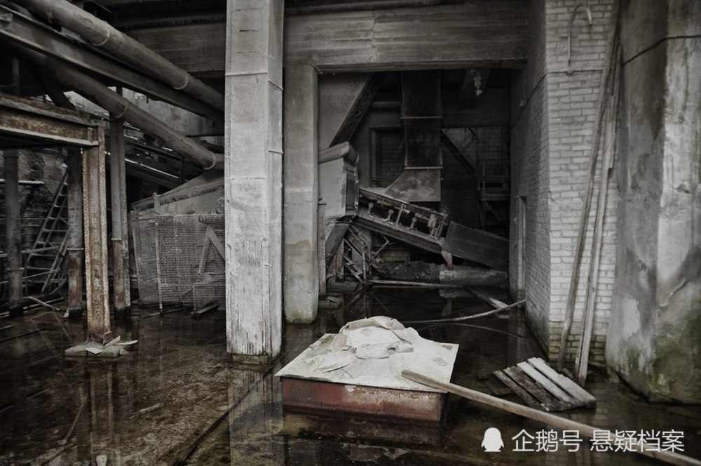 男子发现一座废弃建筑,破败景象如同经历了某种空前劫难