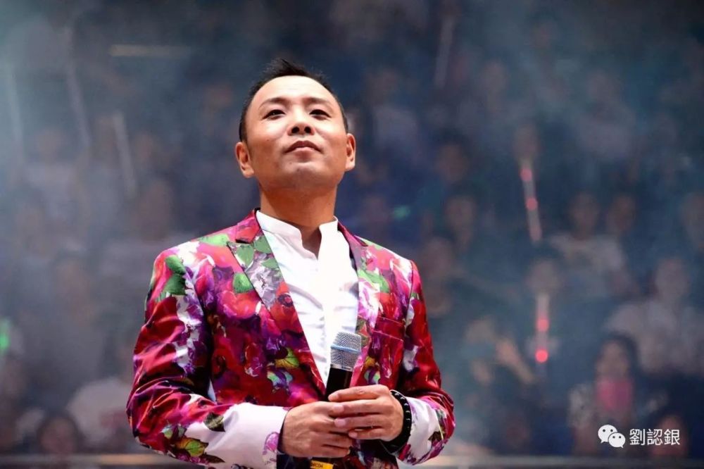 祁隆在家乡唱情歌,穿花西服被观众戏称"花花公子"