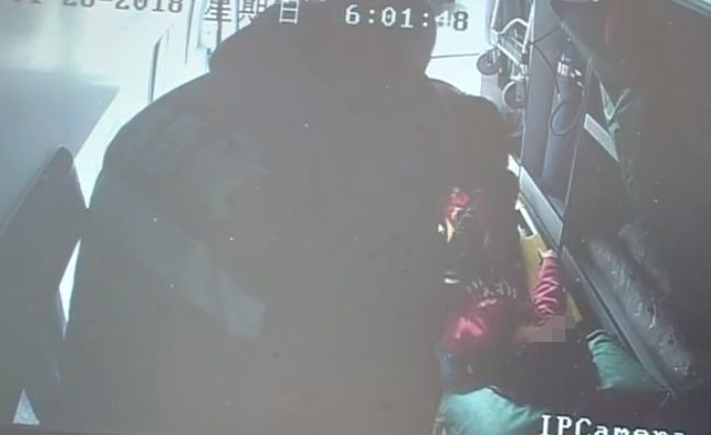 5岁宝宝嘴里被父母塞满毛巾 脸色青紫几乎窒息