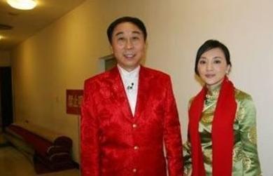 她没婚纱没房没车嫁给冯巩,默默支持他不离不弃,如今儿子像极了冯巩