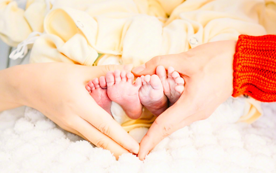 谢娜张杰喜得双胞胎女儿 干爹何炅送祝福