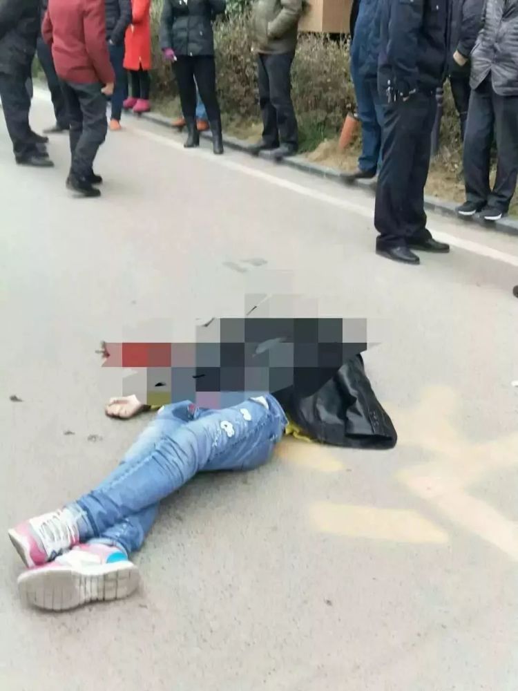 营山西岸枫景小区,一女孩坠楼身亡,据爆料者透露,该女孩约16岁左右