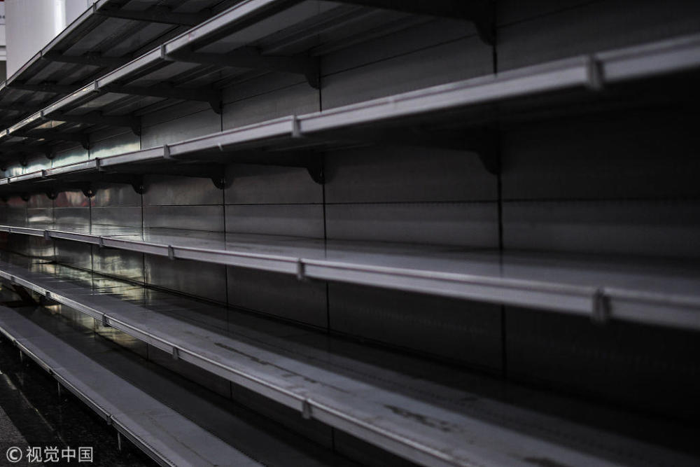 委内瑞拉经济危机造成食物短缺 超市货架空空