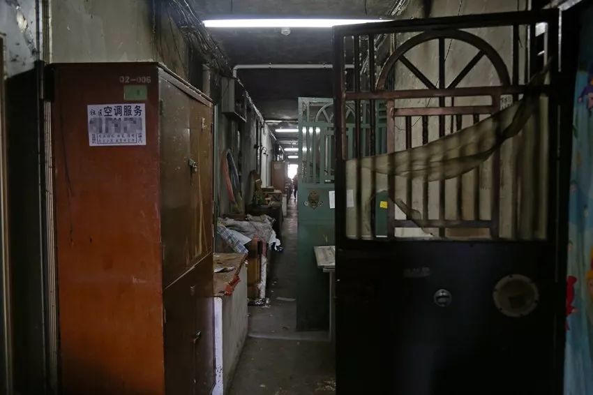 清理楼道杂物,厨具,60岁筒子楼疏通生命通道