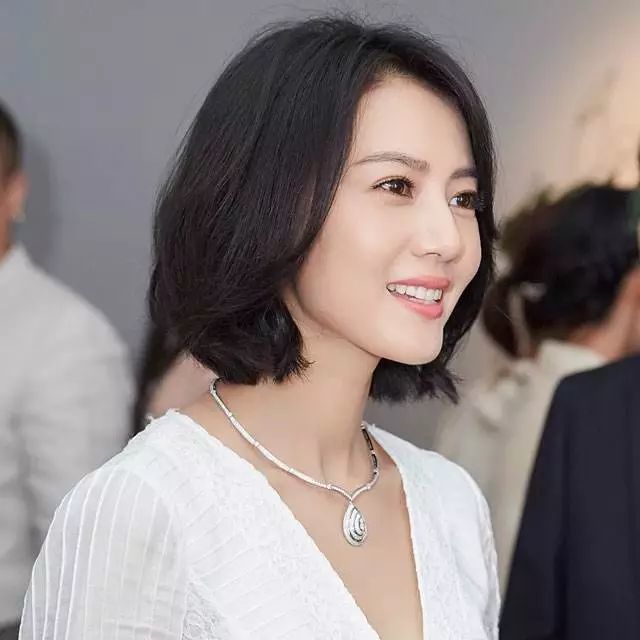 高圆圆的齐耳短发轻轻松松就营造出国民女神的形象,与她温婉的性格很