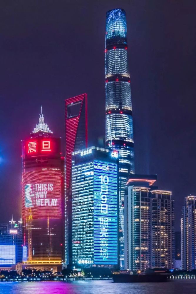 上海最贵的led广告牌 了解一下 上海震旦大厦 每次晚上经过外滩 都会