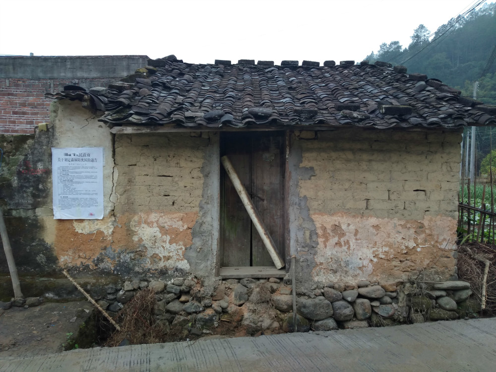 山里有不少的人家还是住着瓦房,跟阿峰一样,有些房子实在太破了,现在